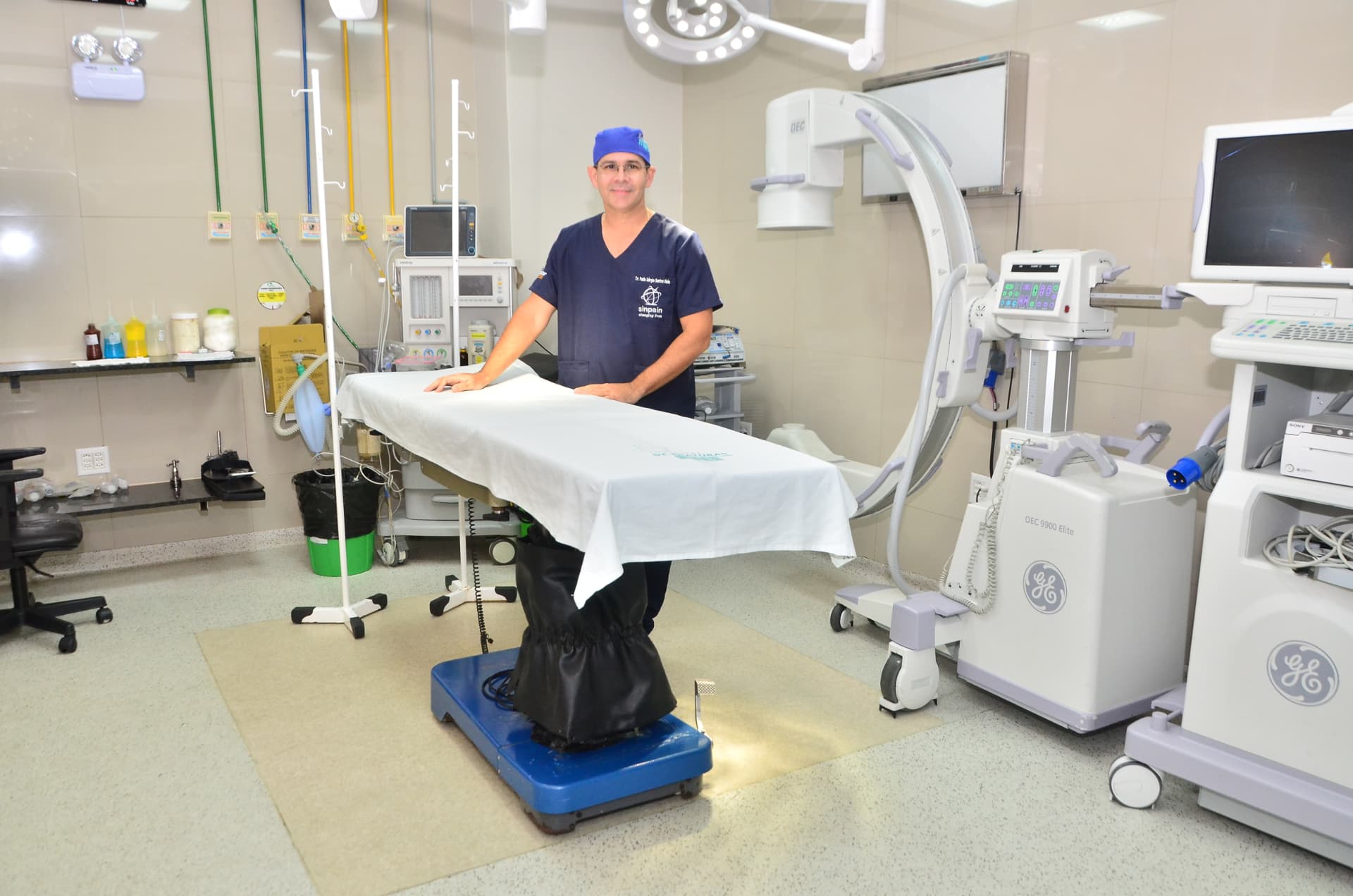 Dr. Paulo Melo em centro cirúrgico equipado para cirurgia da coluna